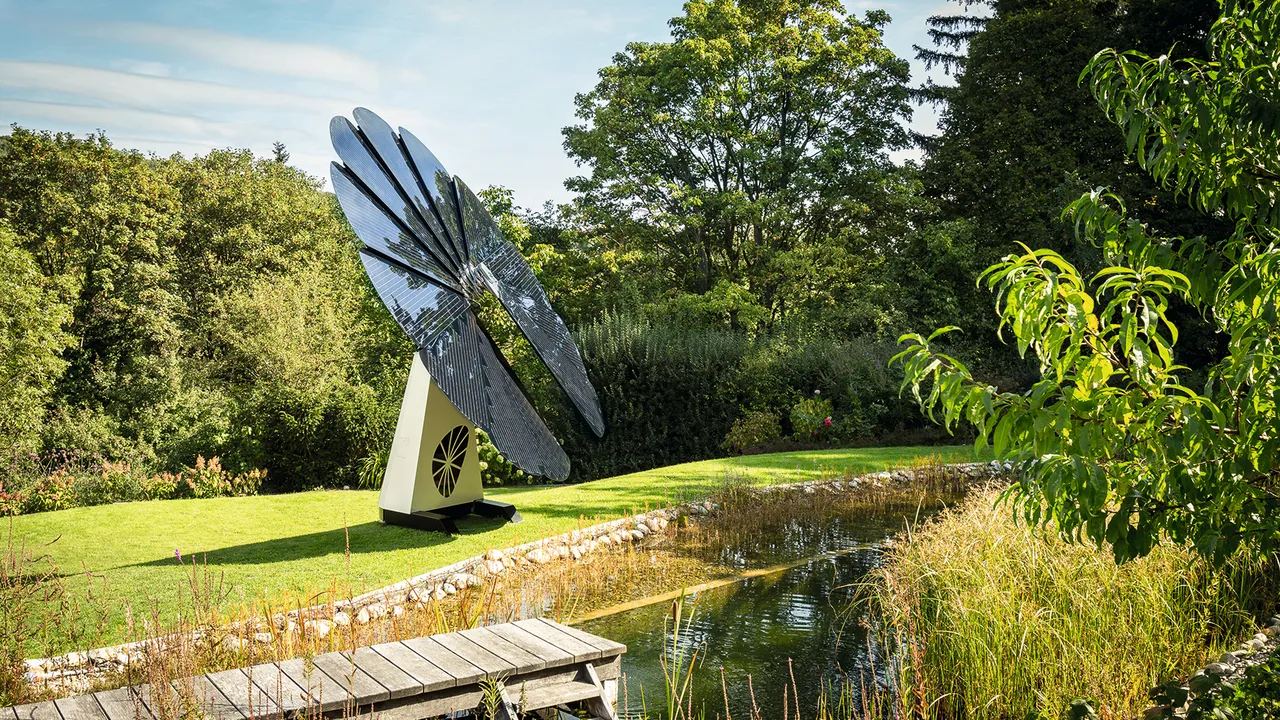 This Solar Panel Design Moves With the Sun Through The Arc of a Day